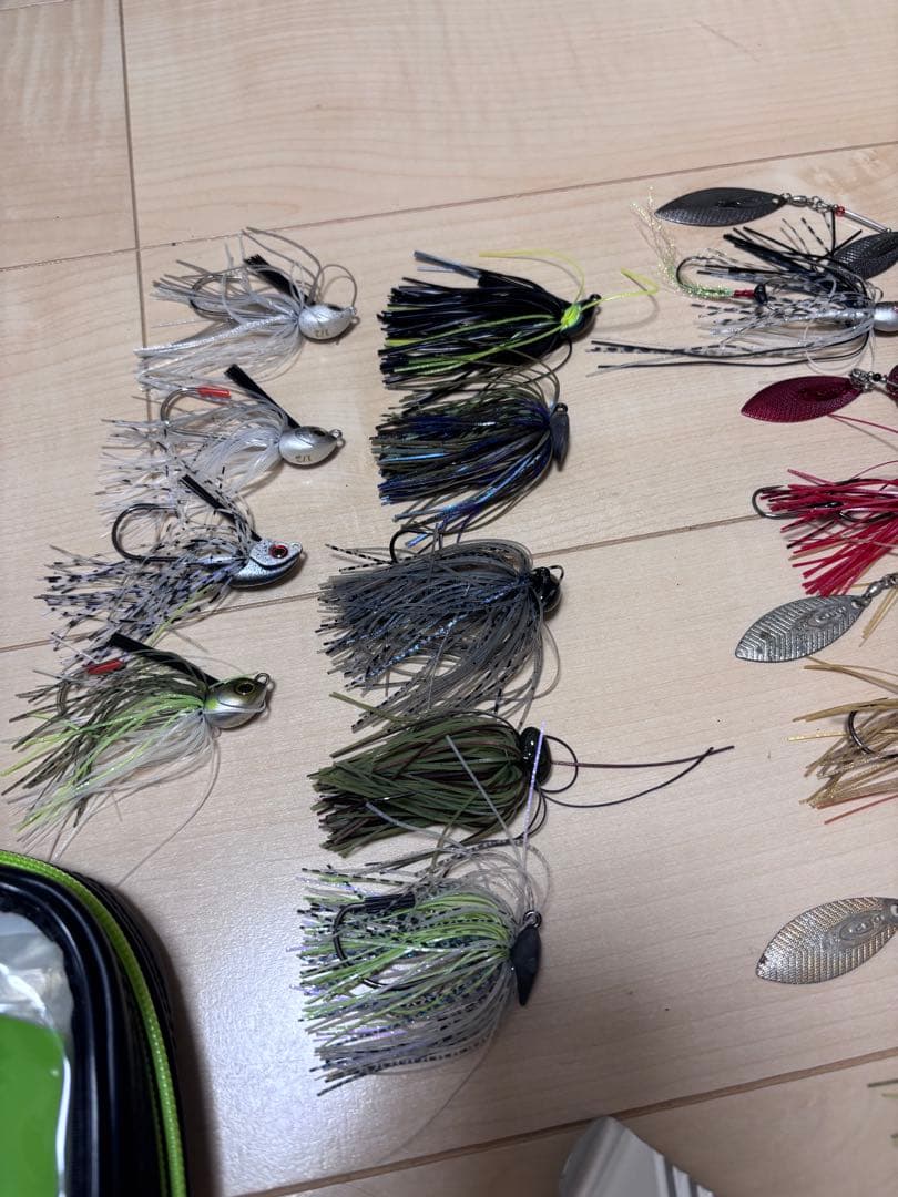 スピナーベイト、バスベイト、ラバージグ等(全23個)収納ケース付き