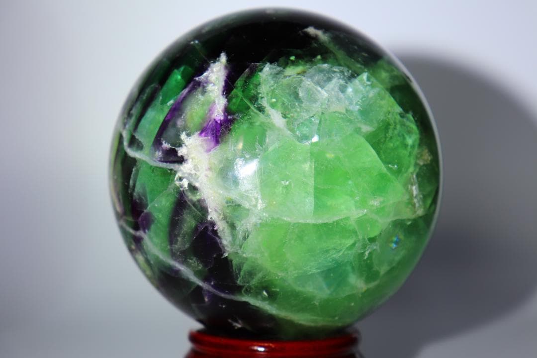 【本物保証】虹入り フローライト 1.5kg 丸玉 スフィア 天然石 送料無料