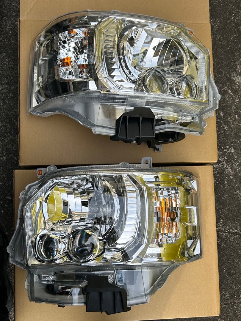 ハイエース　純正LEDヘッドライト　HIACE
