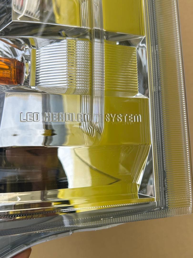 ハイエース　純正LEDヘッドライト　HIACE