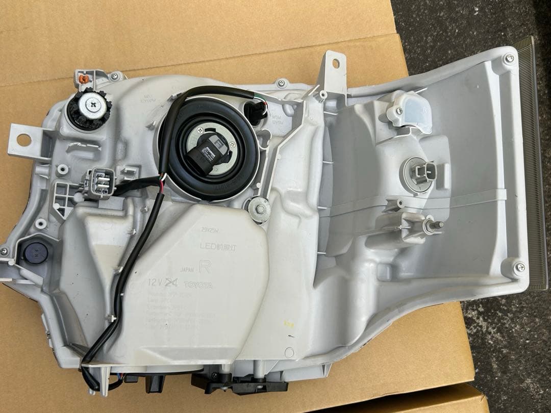ハイエース　純正LEDヘッドライト　HIACE