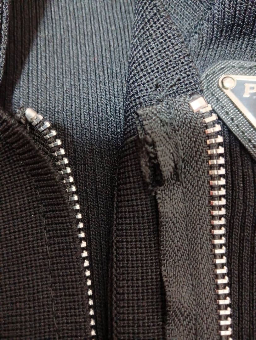 c*m様 PRADA ブラック ベスト ジップアップ ✳️タッグ無し✳️
