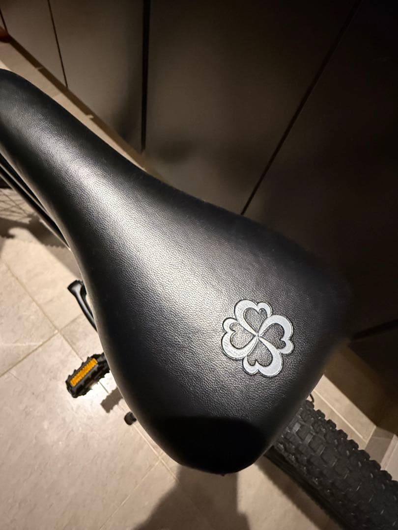 ヨツバサイクル 24インチ ブラック×ブルー 自転車【直接お渡し 東京都】