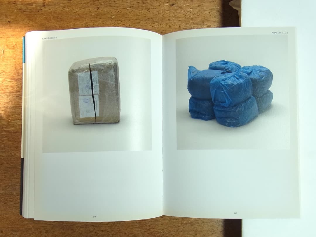 Taryn Simon Contraband／2010年初版 タリン・サイモン