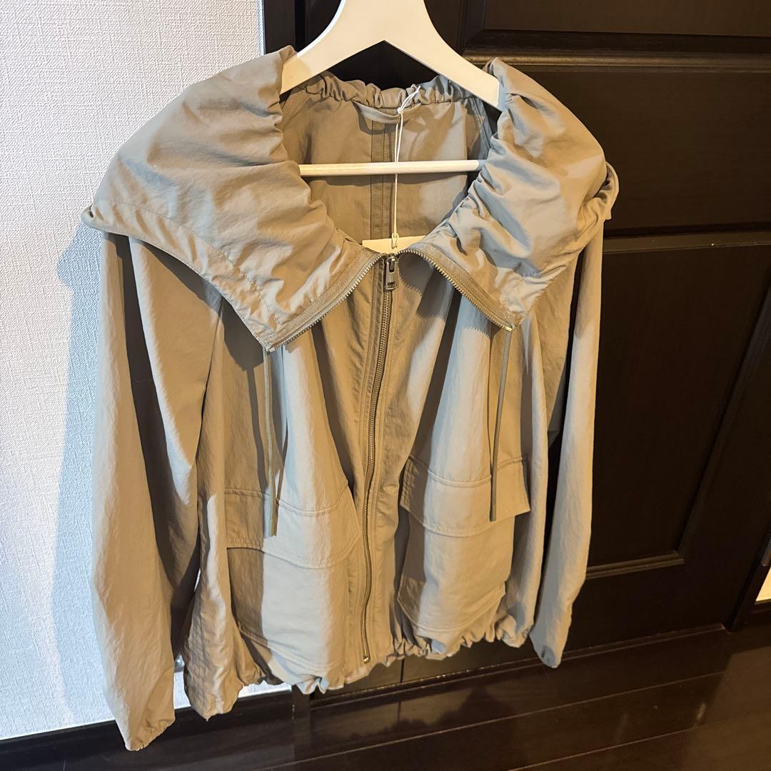 COS テクニカルフード付きパーカージャケット　緑