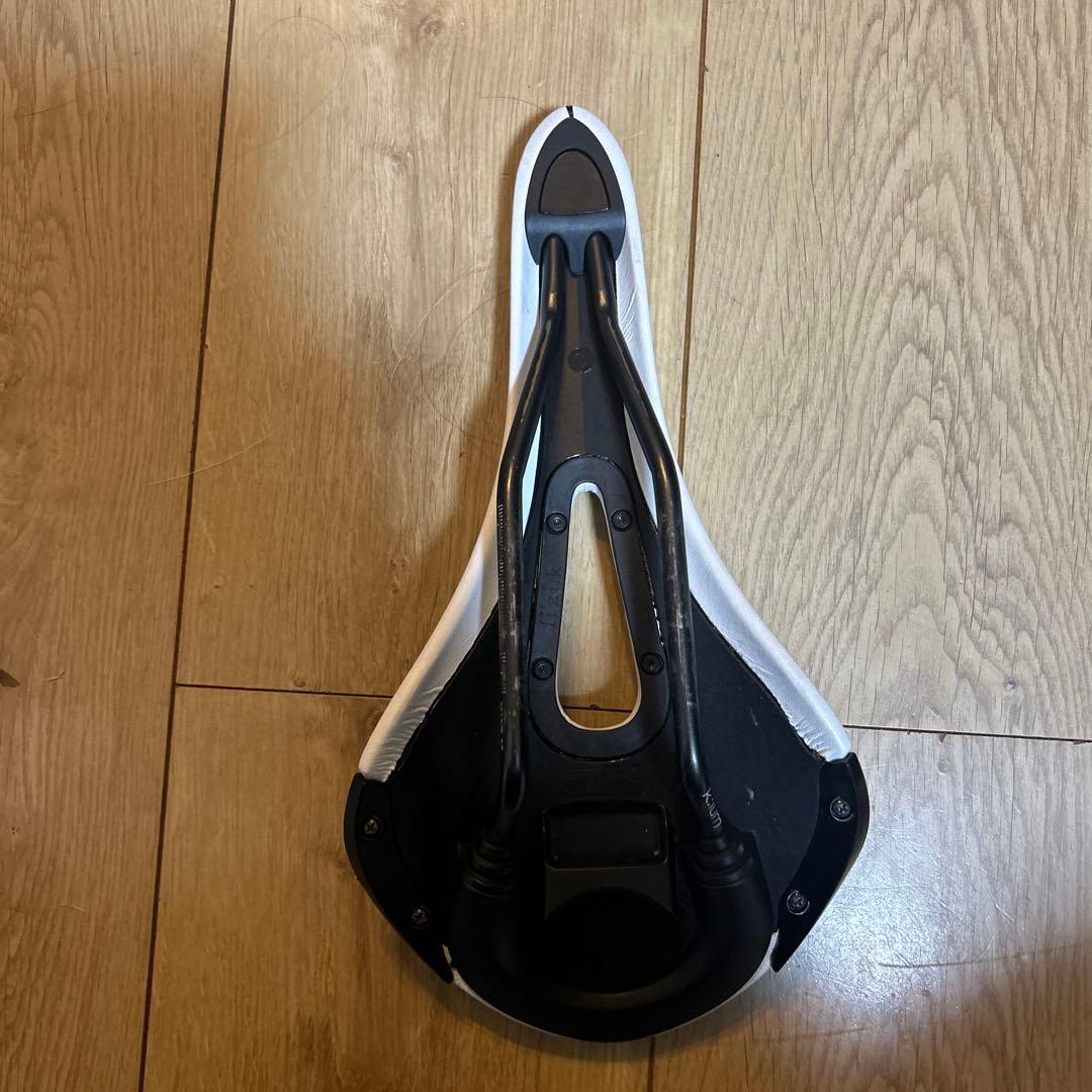 ロードバイクサドルヒィジークアリアンて