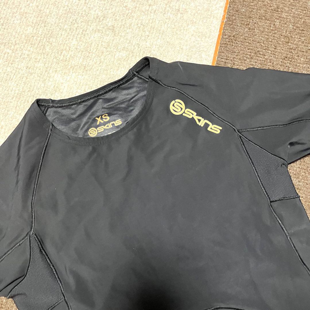 新品未使用❣️SKINS スキンズ XS サイズ コンプレッションウェア上下セット