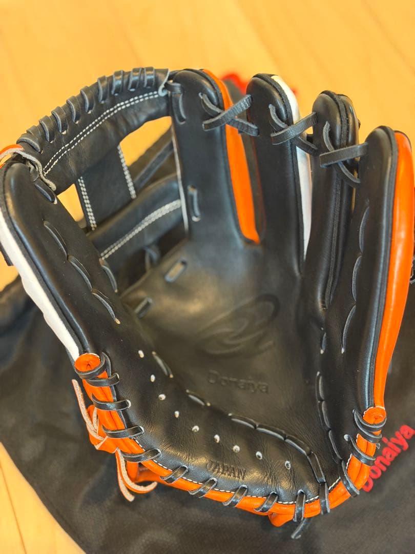 ドナイヤ　軟式グローブ 黒/オレンジ