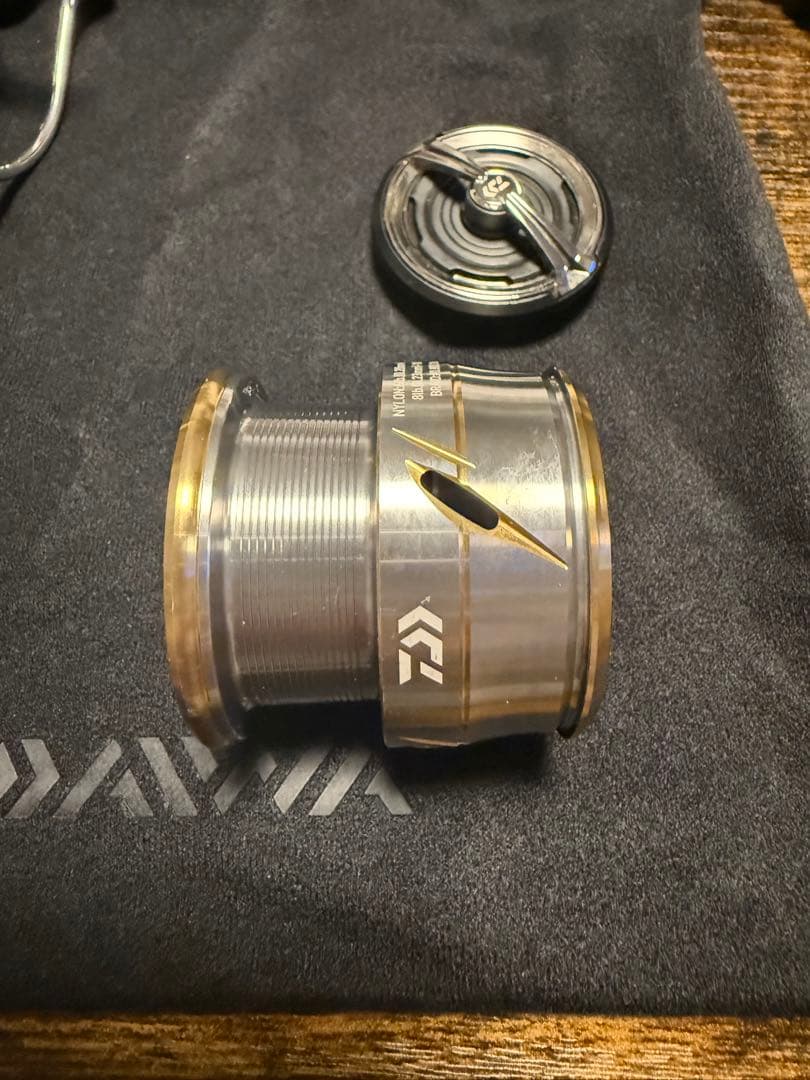 20ルビアス　LT2500-XH スピニングリール