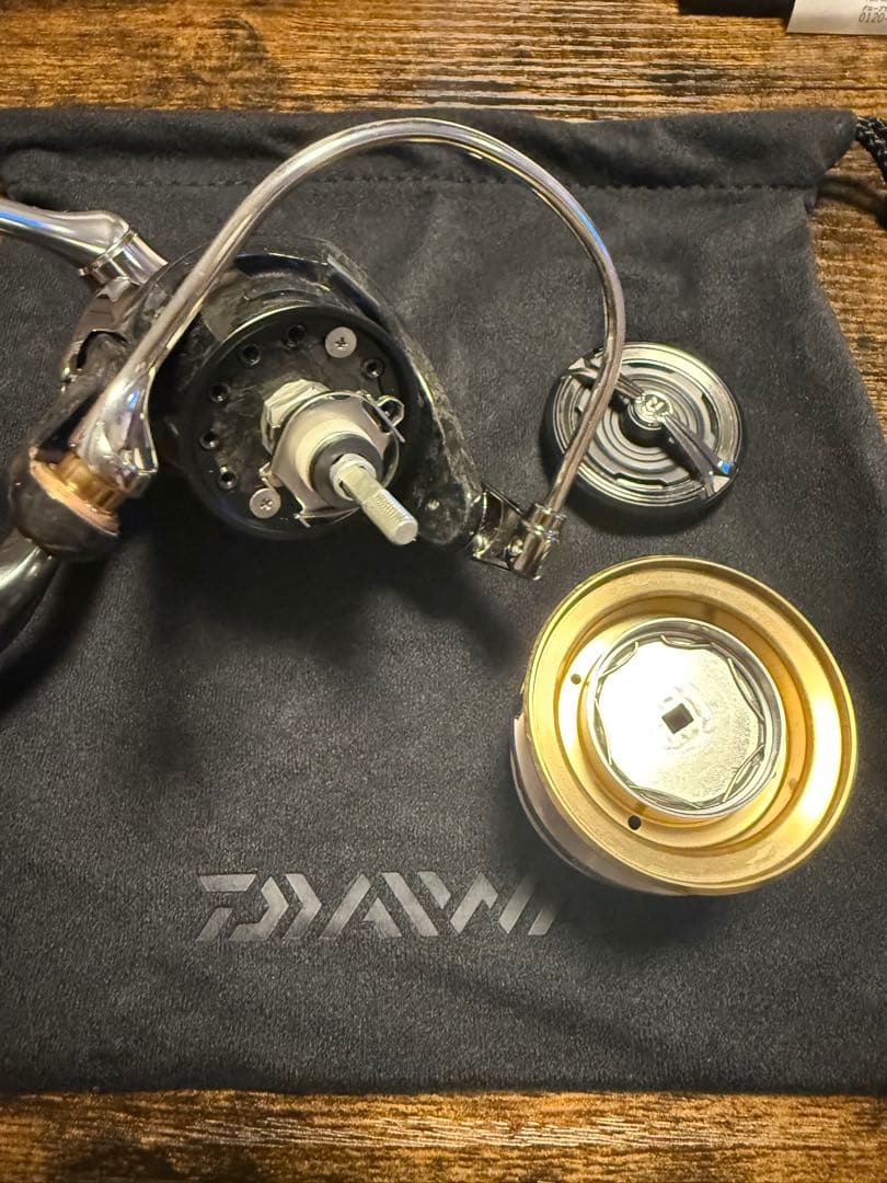 20ルビアス　LT2500-XH スピニングリール