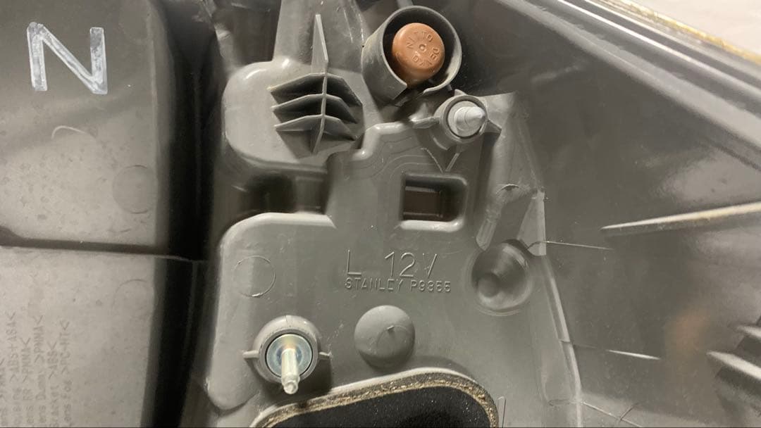 ZVW40 ZVW41 トヨタ プリウスα 前期型 純正左テールランプ