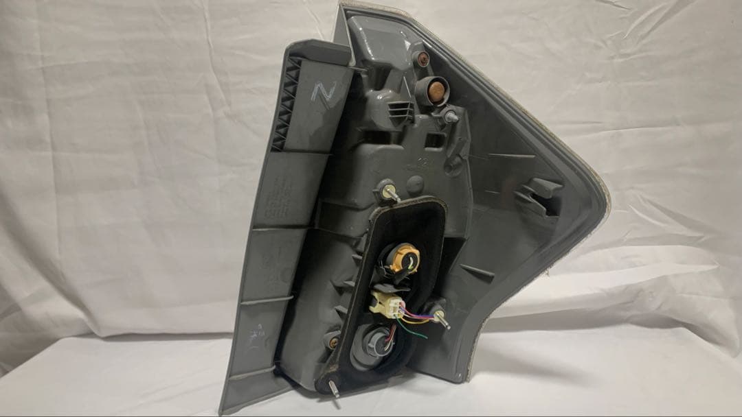 ZVW40 ZVW41 トヨタ プリウスα 前期型 純正左テールランプ