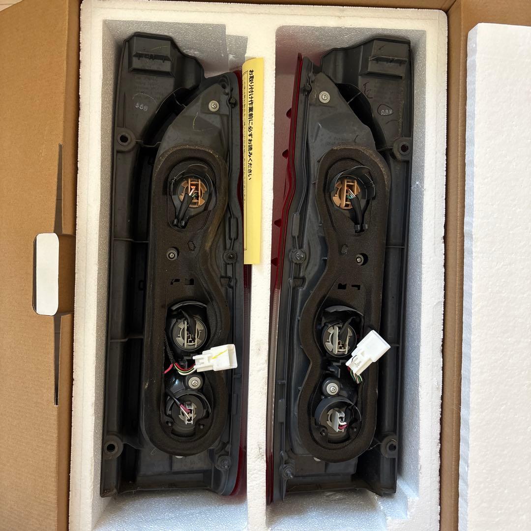 純正テールランプ　ハイエース　200系　ワイド　スーパーGL ダークプライム