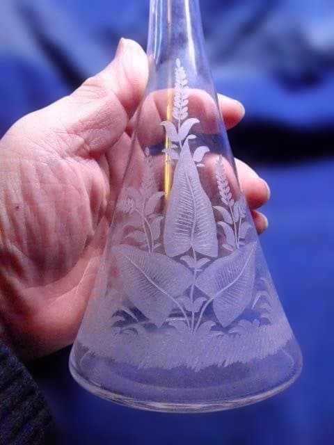 ヴィンテージ　彫りの綺麗なフラスコ型のガラスの一輪挿しです。水鳥がとても美しい