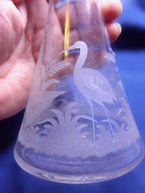 ヴィンテージ　彫りの綺麗なフラスコ型のガラスの一輪挿しです。水鳥がとても美しい