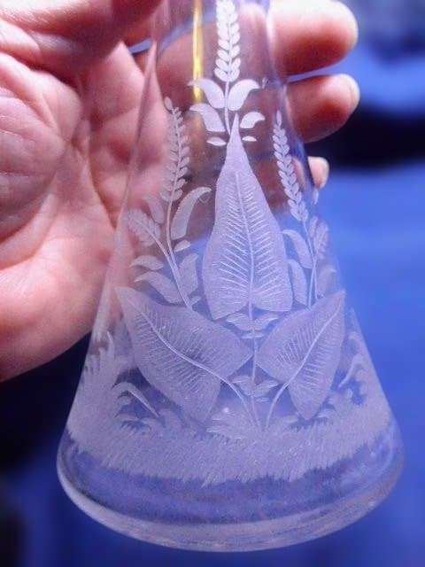 ヴィンテージ　彫りの綺麗なフラスコ型のガラスの一輪挿しです。水鳥がとても美しい