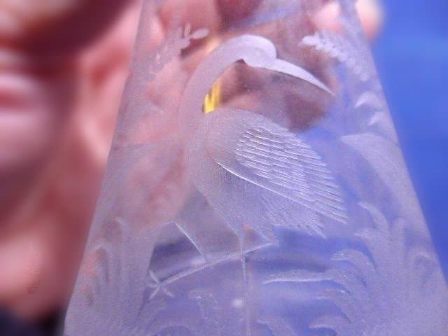 ヴィンテージ　彫りの綺麗なフラスコ型のガラスの一輪挿しです。水鳥がとても美しい