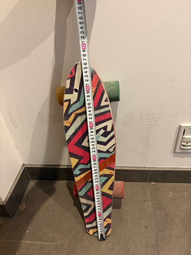 カラフル幾何学模様スケートボード 約56センチ