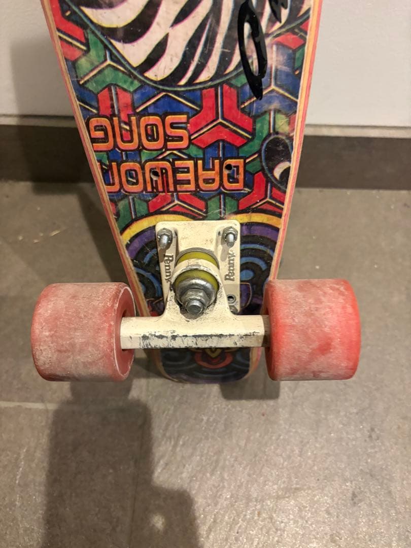 カラフル幾何学模様スケートボード 約56センチ