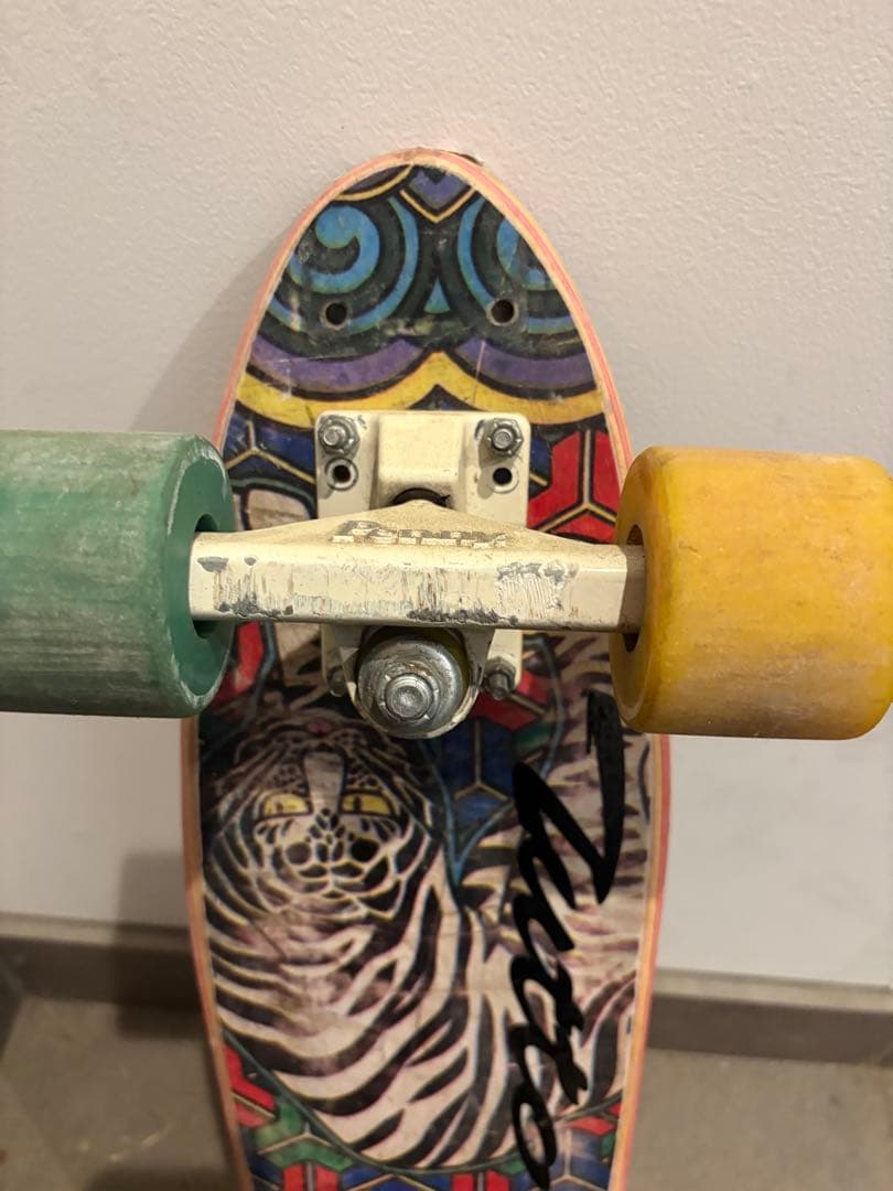 カラフル幾何学模様スケートボード 約56センチ