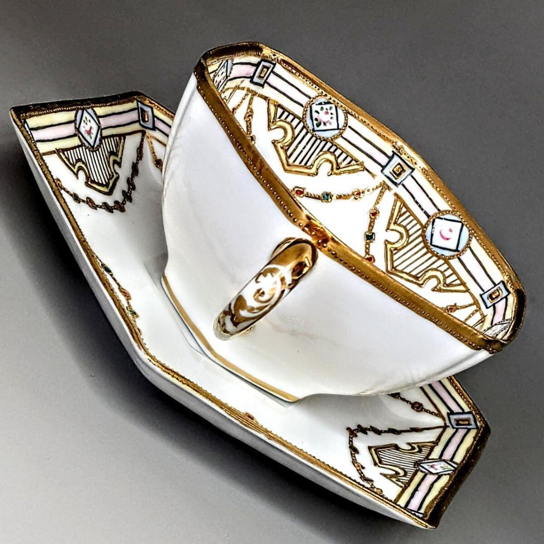 オールドノリタケ・金盛上陽刻薔薇柄　ガーランド装飾　ヘキサゴン　カップ＆ソーサー