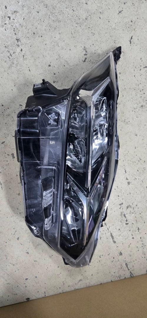 日産デイズ　ハイウェイスター　純正　B44w LEDヘッドライト 右側