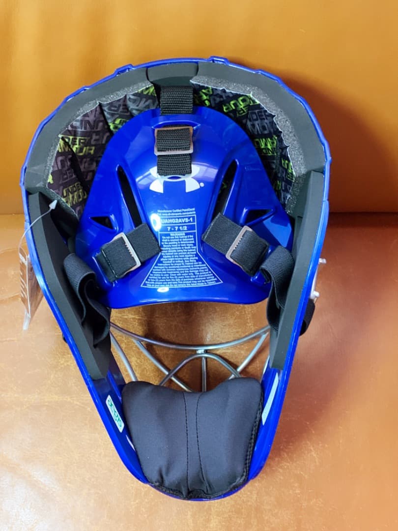 新品2025年★アメリカ国内限定☆アンダーアーマー☆キャッチャーヘルメット☆青