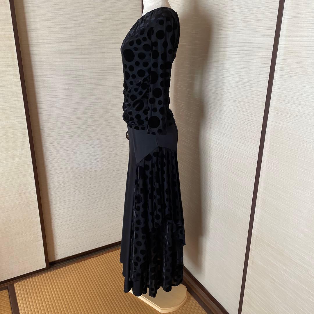 黒の水玉模様スカート