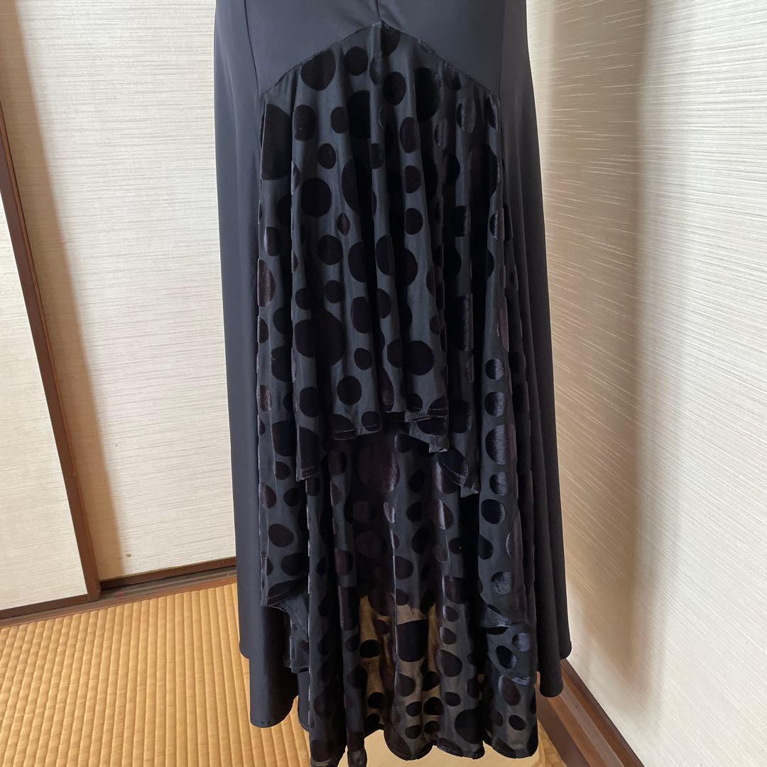 黒の水玉模様スカート