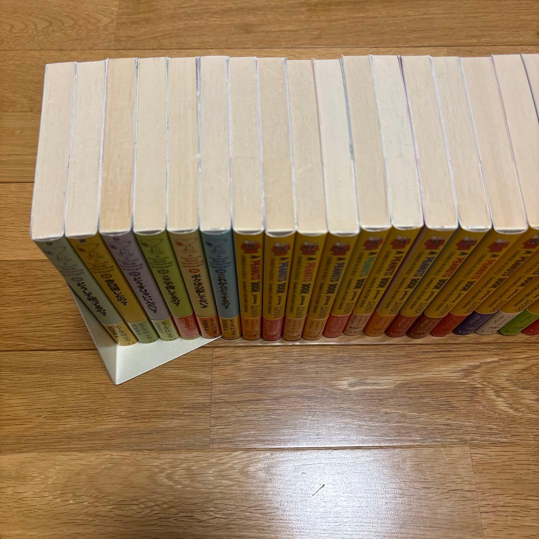 A peanuts book featuring Snoopy. 1-25巻