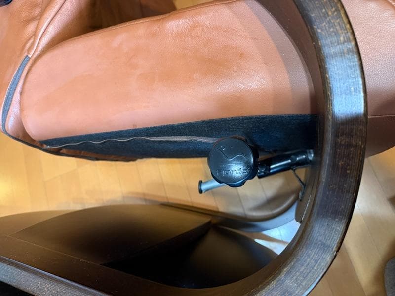 ブラウンレザー リクライニングチェアとオットマン