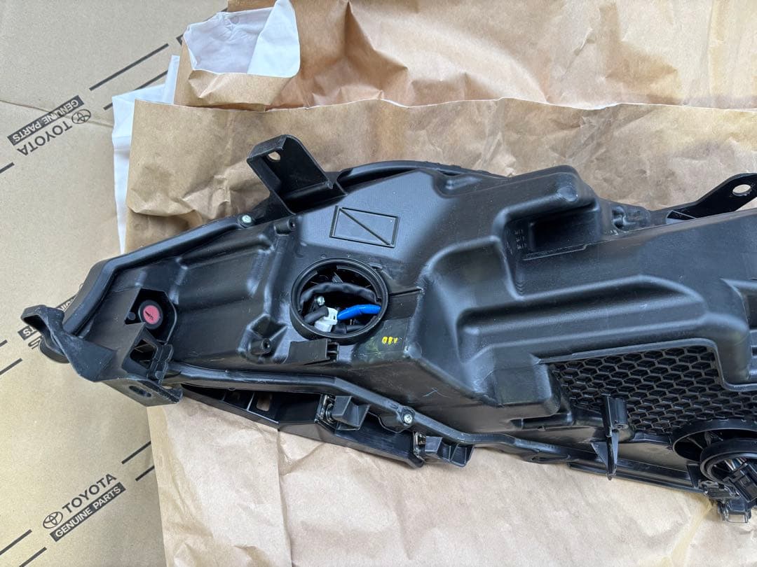 ZSU65 ハリアー　右ヘッドライト