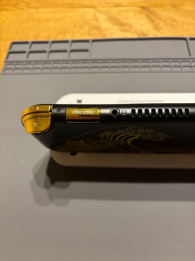 Nintendo Switch Lite本体　カスタム品　外装：金の波柄仕様