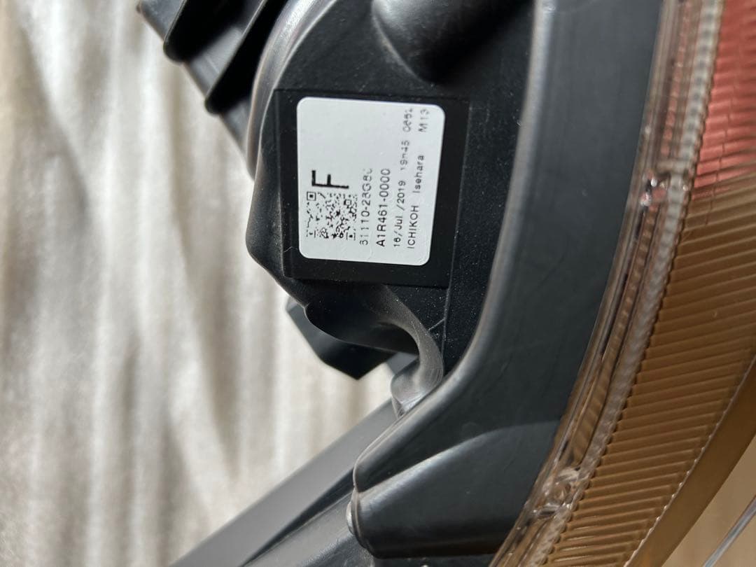 トヨタエスクァイア後期 G I右ヘッドライト　LEDヘッドライト