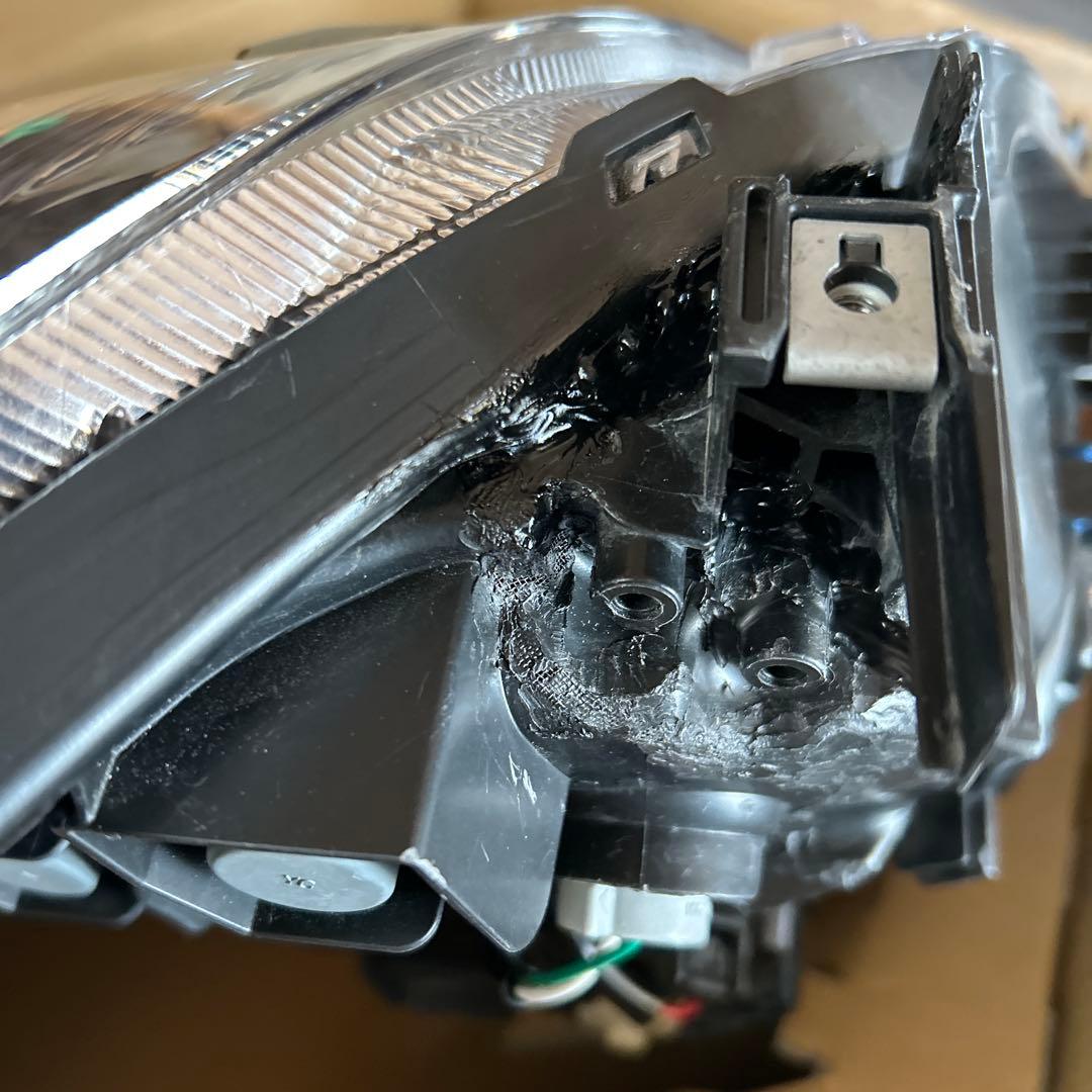 トヨタエスクァイア後期 G I右ヘッドライト　LEDヘッドライト