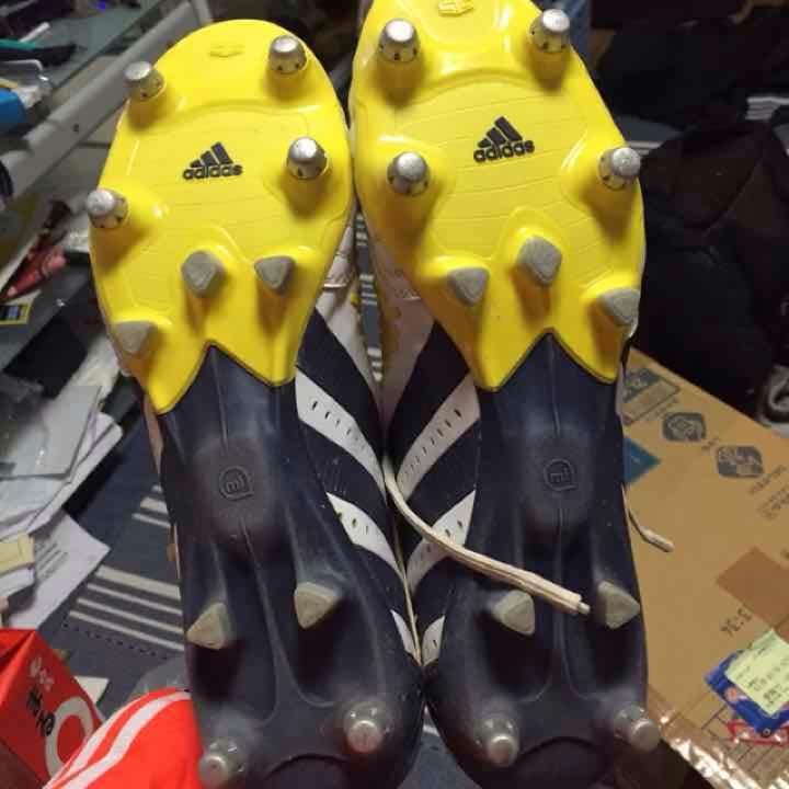 アディダスラグビースパイク