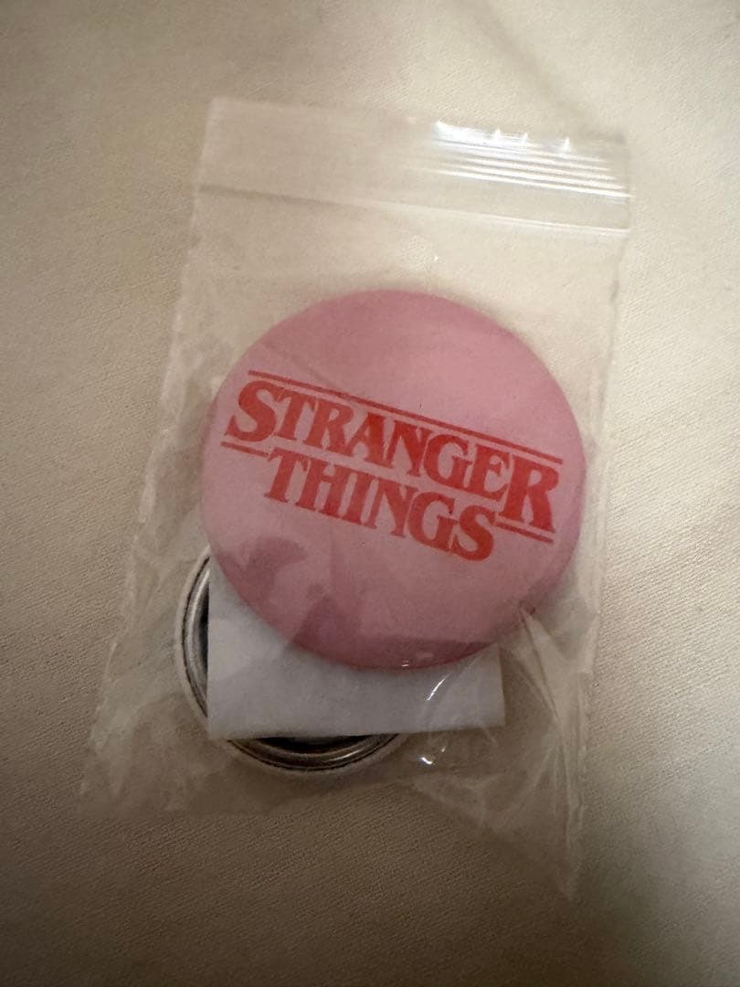 ニコアンド ストレンジャーシングス コラボ缶バッチ付きパーカー