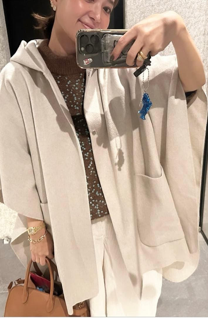 yori フード付きライトベージュポンチョ