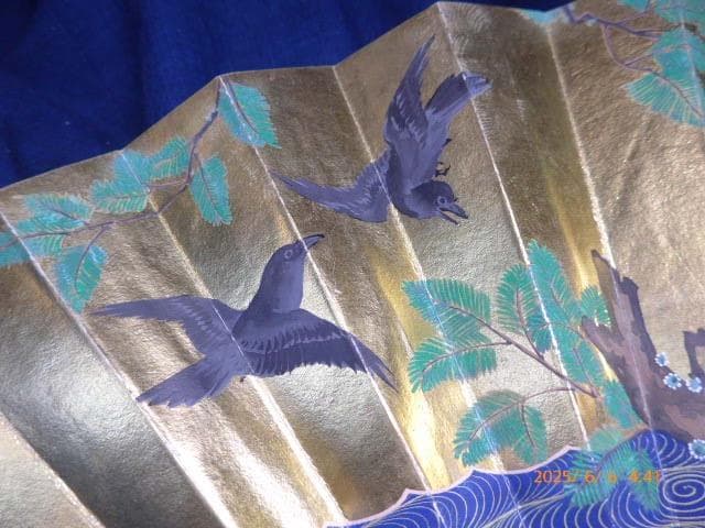 表が鶴と裏の烏の大胆な取り合わせの舞扇です。肉筆です。