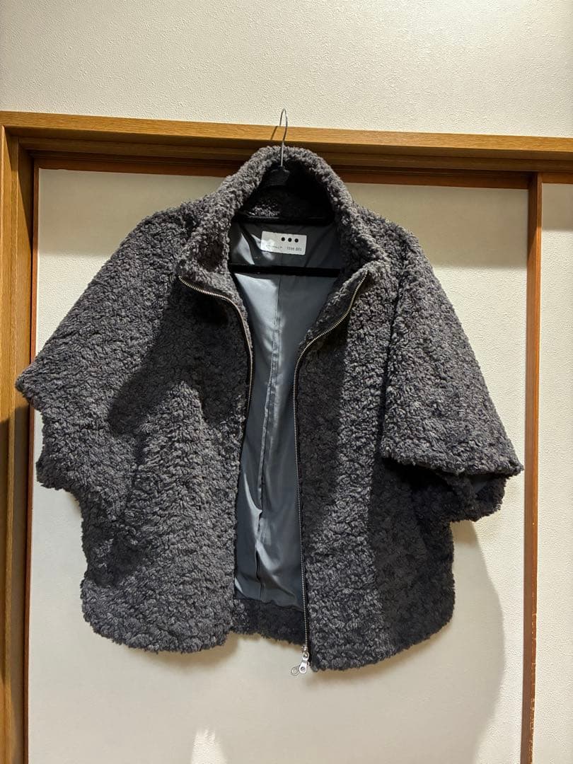 three dots プードルボア ポンチョ　ink black