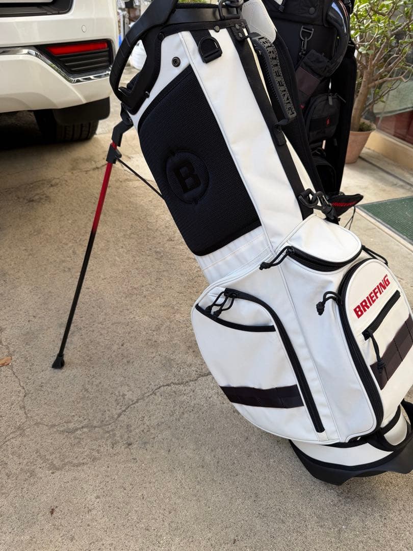 超美品　ブリーフィング　キャディバッグ　白　スタンド　ネームプレート付き