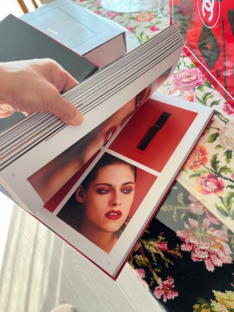 CHANEL書籍 CHANELメイクの100年のメゾンのストーリーを綴った本