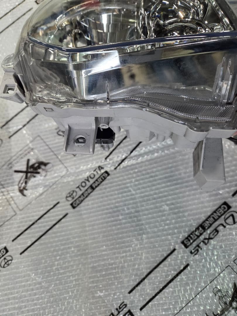 トヨタ　ハイエース　レンズ割れ有りGDH201 左LEDヘッドライト