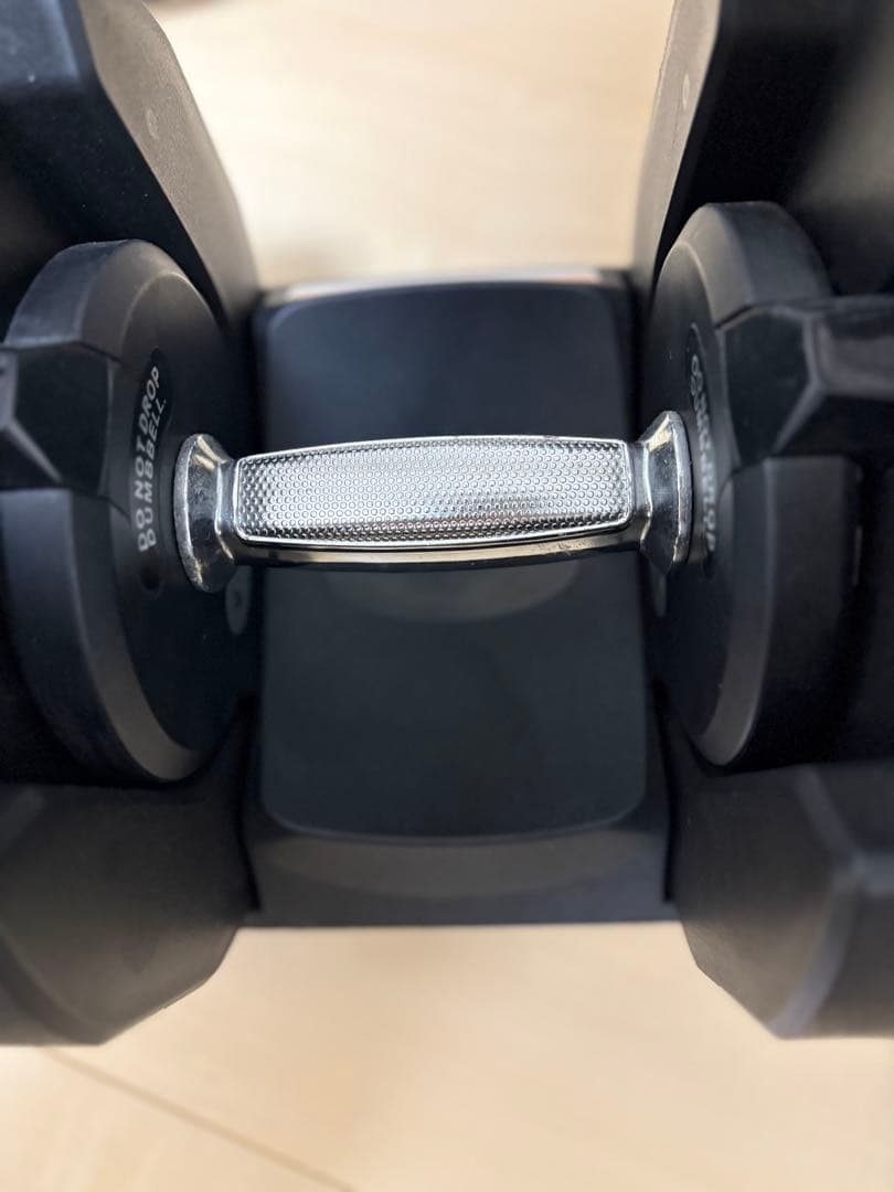 ① 4WD 可変式ダンベル　4kg－38kg 17段階調節