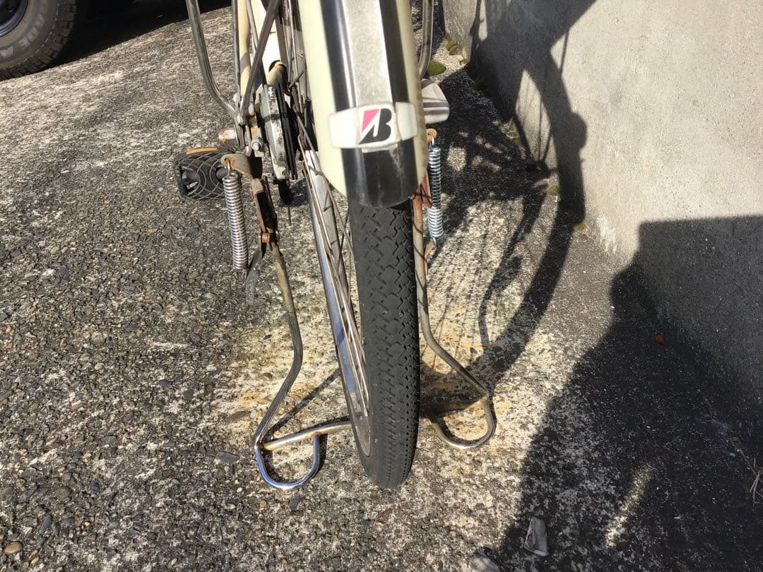 電動アシスト自転車 クリーム色 前後バスケット付き　(渋谷駅、原宿駅等で)