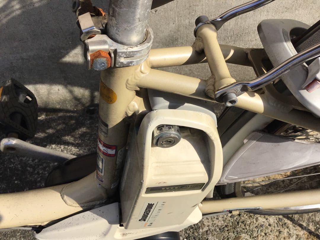 電動アシスト自転車 クリーム色 前後バスケット付き　(渋谷駅、原宿駅等で)