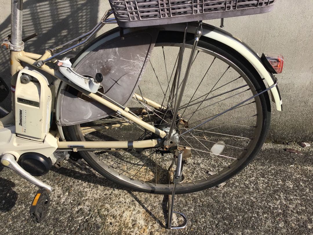 電動アシスト自転車 クリーム色 前後バスケット付き　(渋谷駅、原宿駅等で)